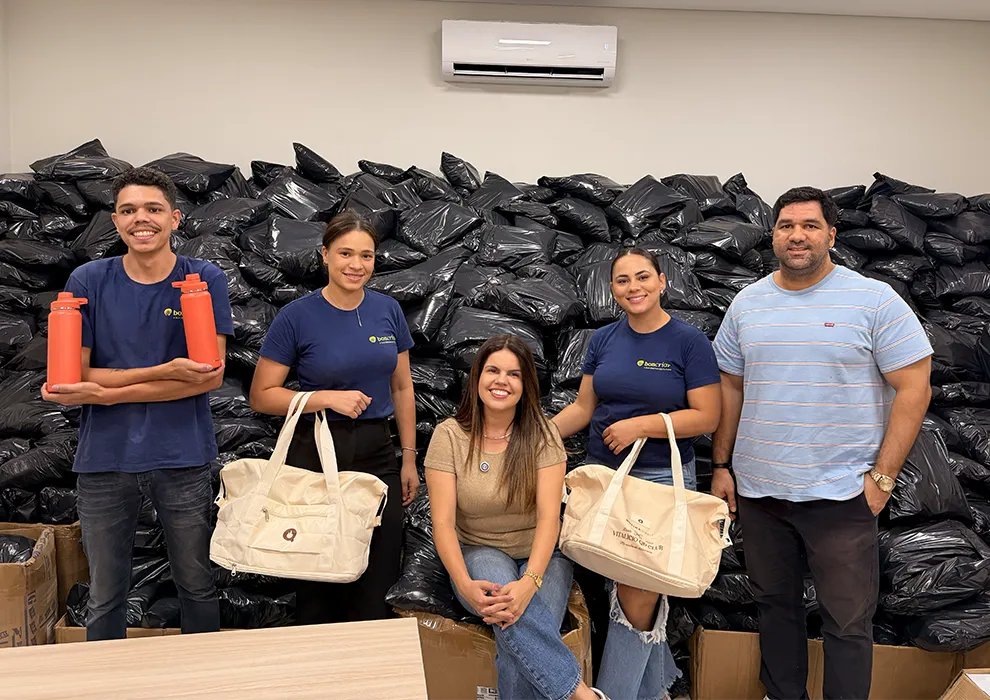 Equipe da Bonvoar organizando kits e materiais