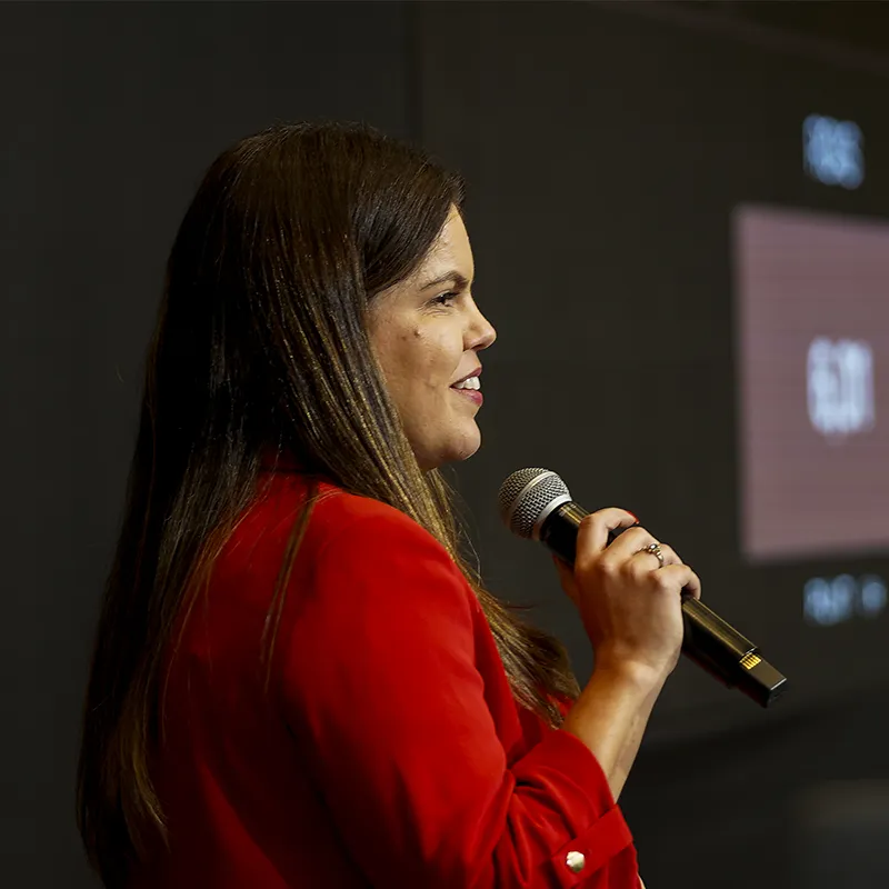 Luana Dias falando ao microfone